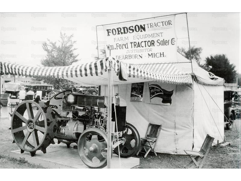 PHOTO, FORDSON TRACTOR CUTAWAY DISP-S.22971-15254
