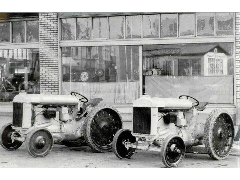 PHOTO, FORDSON TRACTOR DEALERSHIP-S.22972-15255